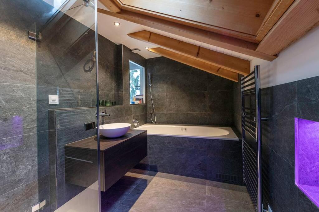 Exklusives Chalet Mit Traumhafter See- Und Bergsicht Зелисберг Экстерьер фото